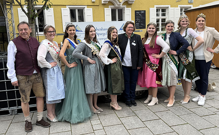 Gruppenbild vor dem Bifang mit mit Produktköniginnen beim Traditionelles Spargelfest Schrobenhausen am 24.05.2025 (©Foto: Martin Schmitz) 